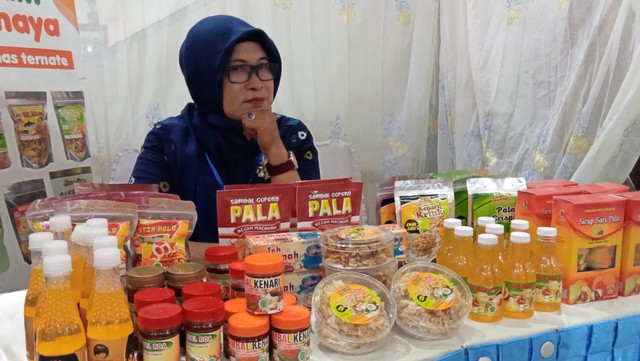 Kesyati, pengelola Ne Gam Macahaya di Kota Ternate. Foto: Rian/JMG-cermat