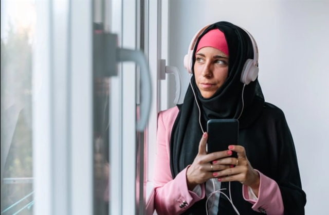 Ilustrasi wanita sedang mendengarkan sholawat busyrolana yang dilantunkan Ai Khodijah. Foto: freepik.com/beavera