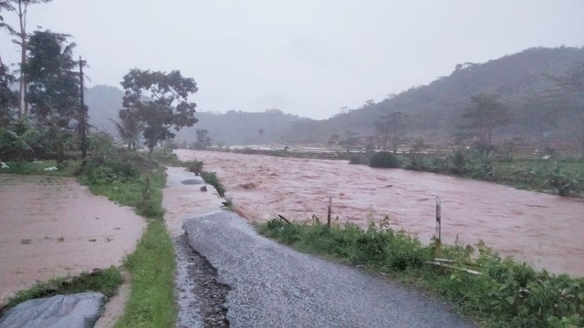 Lokasi jalan yang longsor tergerus debit sungai Ciguning di Kecatamatan Salem