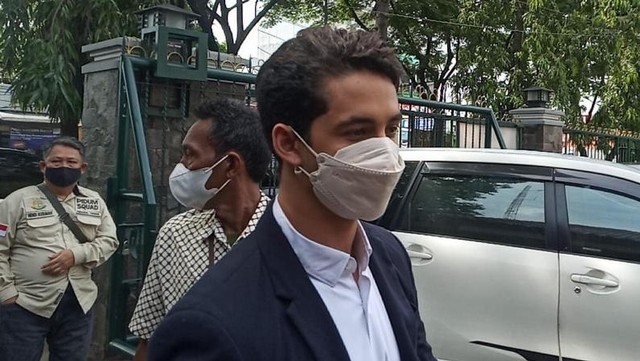 Salim Nauderer, kekasih Rachel Vennya, menghadiri sidang kasus kabur karantina di PN Tangerang.
Foto: Giovanni/kumparan