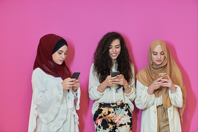 Ilustrasi penggunaan kalimat kaifa haluk dalam percakapan. Foto: dok. .shock di Unsplash