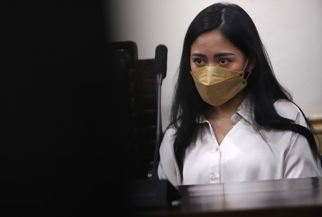 Terdakwa Rachel Vennya bersama kekasihnya Salim Nauderer saat menjalani sidang perdana terkait pelanggaran karan5ina di Pengadilan Negeri Tangerang, Tangerang, Jumat, (10/12).  Foto: Ronny