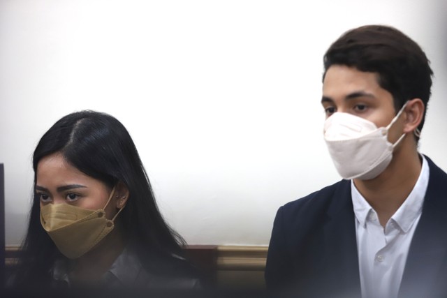 Terdakwa Rachel Vennya bersama kekasihnya Salim Nauderer saat menjalani sidang perdana terkait pelanggaran karan5ina di Pengadilan Negeri Tangerang, Tangerang, Jumat, (10/12).  Foto: Ronny