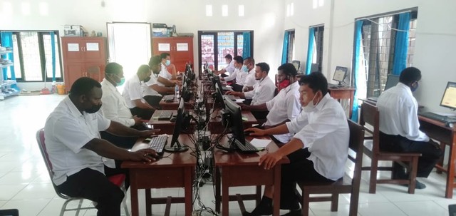 Para peserta ujian PPPK serius mengerjakan soal ujian.