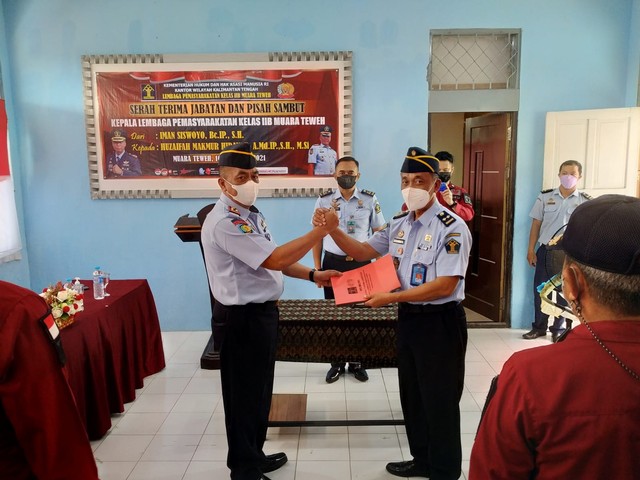 Serah terima jabatan dari Plt Kalapas Muara Teweh Imam Siswoyo ke Kalapas Kelas IIB Muara Teweh yang Baru Hazaifah Makmur Hidayah, Jumat (10/12).