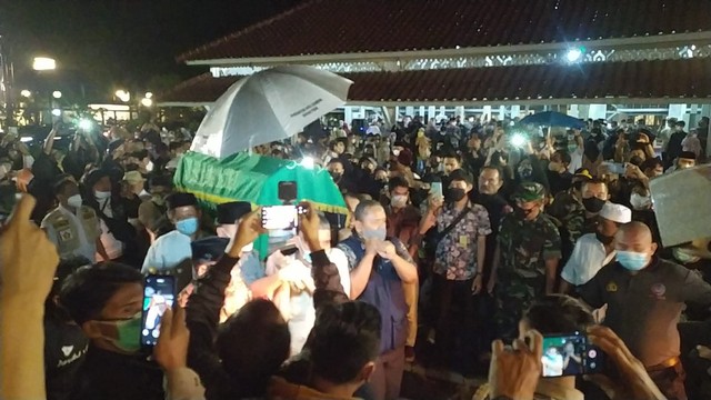 Jenazah Wali Kota Bandung Oded M. Danial Diberangkatkan dari Pendopo Wali Kota ke Tasikmalaya. Foto: Rachmadi Rasyad/kumparan