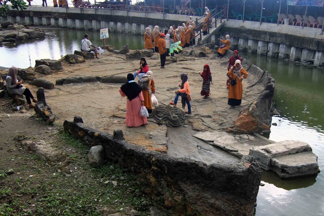 Para pengunjung tengah berada di Batu Malin Kundang, Kota Padang. Foto: Langkan/Kumparan