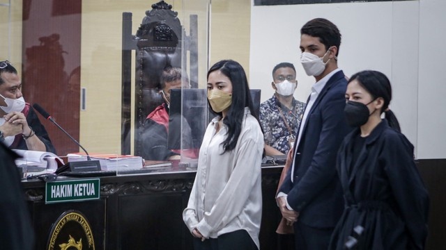 Terdakwa kasus pelanggaran prokes kekarantinaan kesehatan Rachel Vennya dan Salim Nauderer menjalani sidang acara pidana singkat di Pengadilan Negeri Tangerang, Kota Tangerang, Banten, Jumat (10/12/2021). Foto: Fauzan/ANTARA FOTO