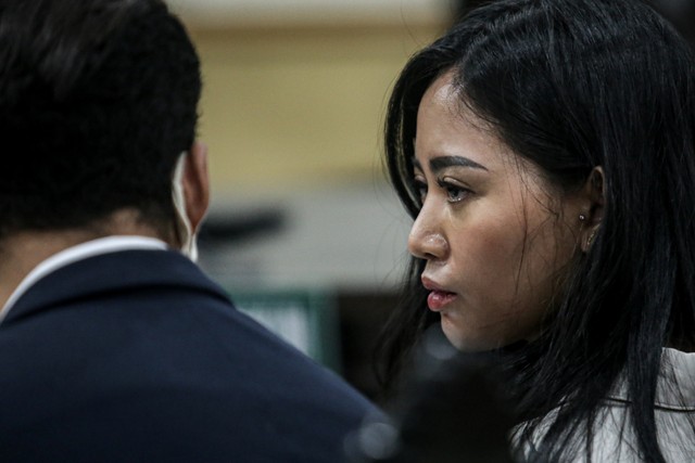 Terdakwa kasus pelanggaran prokes kekarantinaan kesehatan Rachel Vennya (kanan) menjalani sidang acara pidana singkat di Pengadilan Negeri Tangerang, Kota Tangerang, Banten, Jumat (10/12/2021). Foto: Fauzan/ANTARA FOTO