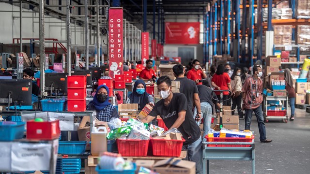 Pickers atau pengambil barang di sebuah E-Commerce do Warehouse, Marunda, Bekasi, Jawa Barat, Jumat (10/12/2021). Foto: ANTARA FOTO/Muhammad Adimaja