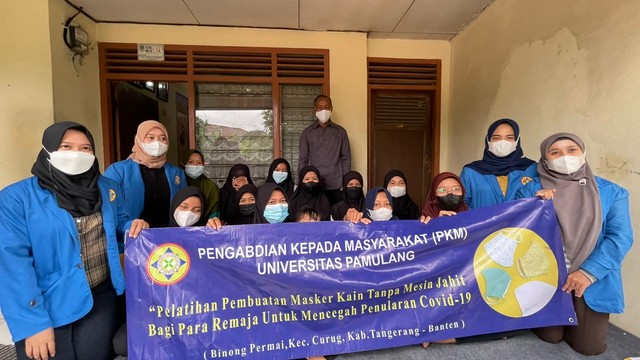 Fote bersama Ketua RT dan Warga_foto hasil sendiri