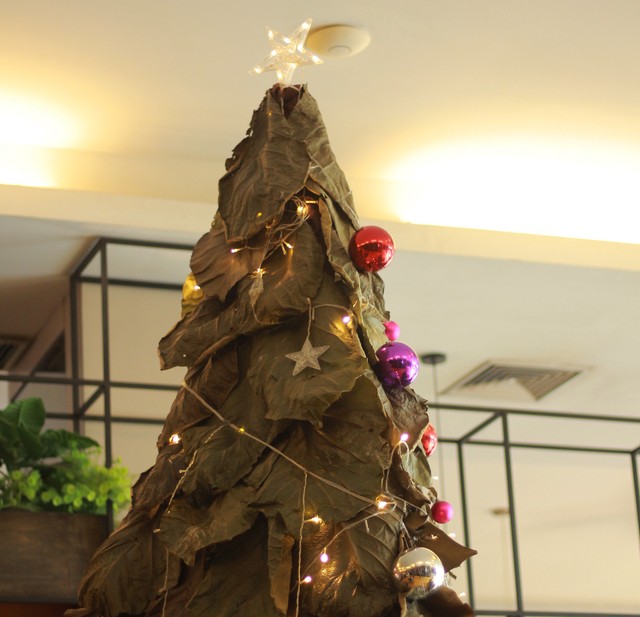 Unik, Hotel di Surabaya Bikin Pohon Natal dari 121 Daun Jati Kering