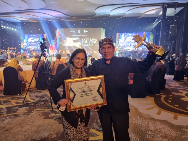 Wowok Meirianto beserta istri setelah menerima penghargaan Terbaik II Restoran Non Bintang. Foto: dok