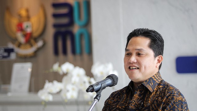 Menteri BUMN Erick Thohir menyampaikan keterangan pers di gedung Kementerian BUMN, Jakarta, Rabu (1/12/2021). Foto: Dhemas Reviyanto/Antara Foto