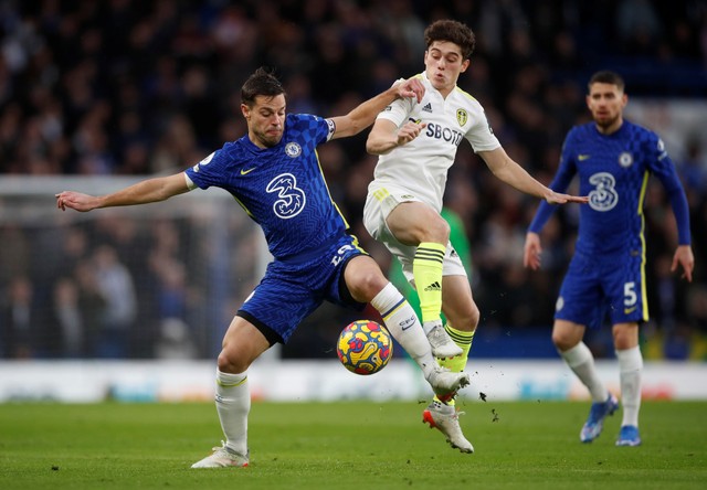 Pemain Chelsea Cesar Azpilicueta beraksi dengan pemain Leeds United Daniel James di Stadion Stamford Bridge, London, Inggris, Sabtu (11/12). Foto: Action Images via Reuters/Matthew Childs