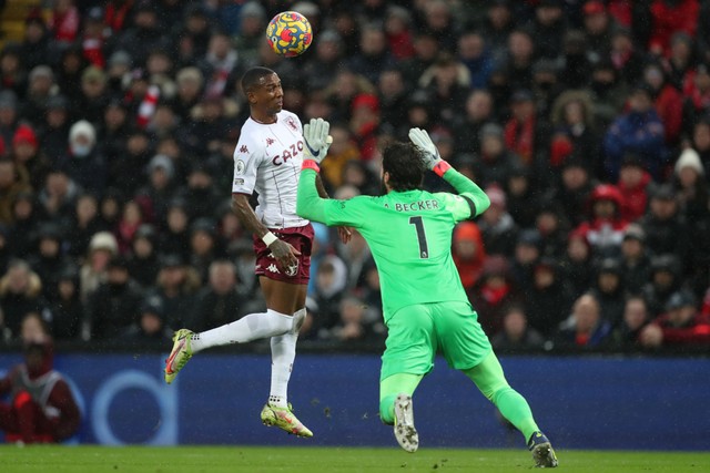 Pemain Aston Villa Ashley Young dari beraksi dengan pemain Liverpool Alisson di Stadion Anfield, Liverpool, Inggris, Sabtu (11/12). Foto: Russell Cheyne/REUTERS