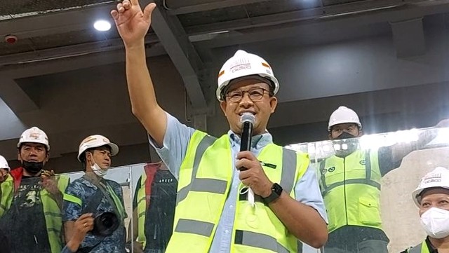 Gubernur DKI Jakarta Anies Baswedan memberi sambutan di atas tribun penonton Jakarta International Stadium (JIS) di Tanjung Priok, Jakarta Utara, Sabtu (11/12/2021). Foto: Abdu Faisal/ANTARA