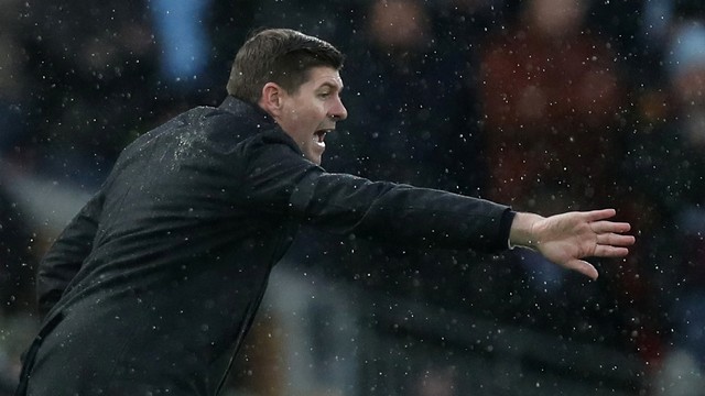 Manajer Aston Villa Steven Gerrard bereaksi selama pertandingan Liverpool vs Aston Villa di Stadion Anfield, Liverpool, Inggris, Sabtu (11/12). Foto: Russell Cheyne/REUTERS