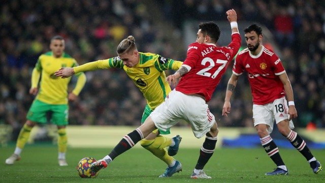 Pemain Norwich City Przemyslaw Placheta beraksi dengan pemain Manchester United  Alex Telles di Stadion Carrow Road, Norwich, Inggris, Sabtu (11/12). Foto: Action Images via Reuters/Peter Cziborra