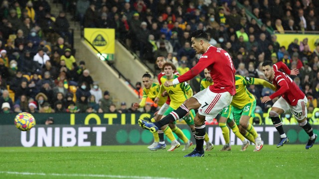 Pemain Manchester United Cristiano Ronaldo mencetak gol pertama mereka dari titik penalti ke gawang Norwich City di Stadion Carrow Road, Norwich, Inggris, Sabtu (11/12). Foto: Chris Radburn/REUTERS