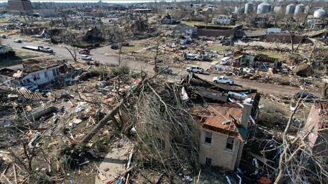 Gambaran umum kerusakan dan puing-puing setelah pecahnya tornado yang menghancurkan beberapa negara bagian AS, di Mayfield, Kentucky, AS, Sabtu (11/12). Foto: Cheney Orr/REUTERS