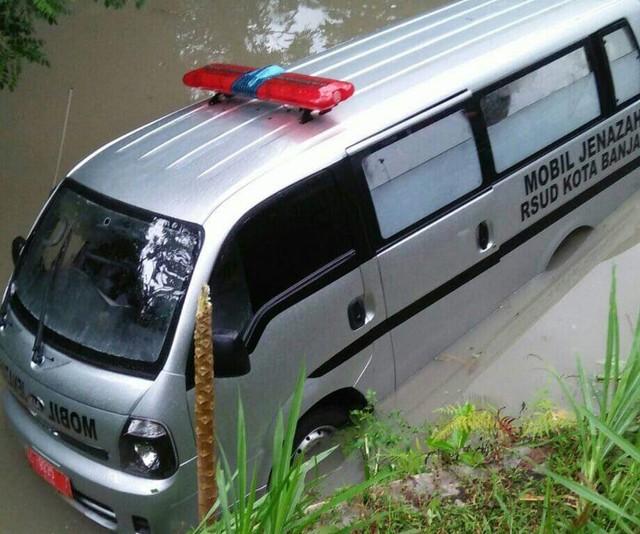 Mobil Jenazah RSUD Kota Banjar tercebur kedalam kolam milik warga di Kabupaten Kuningan, Jabar. (Foto: Istimewa)