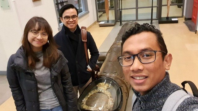 Penulis, Zakiul Fahmi (kanan) bersama sahabat berpose dengan meriam Lada Sicupak di Museum Bronbeek, Belanda. Dok. Zakiul Fahmi untuk acehkini