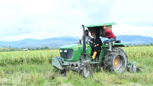 Bantuan alat pertanian instan dari Kementan ke petani Ende. Foto: Kementan RI
