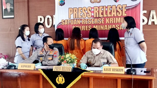 Polisi menghadirkan 4 orang pelaku penganiayaan anak perempuan di Kabupaten Minahasa, yang viral di media sosial