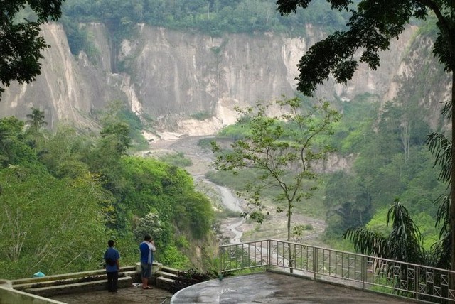 Para pengunjung tengah melihat pemandangan Ngarai Sianok, Bukittinggi. Foto: istimewa