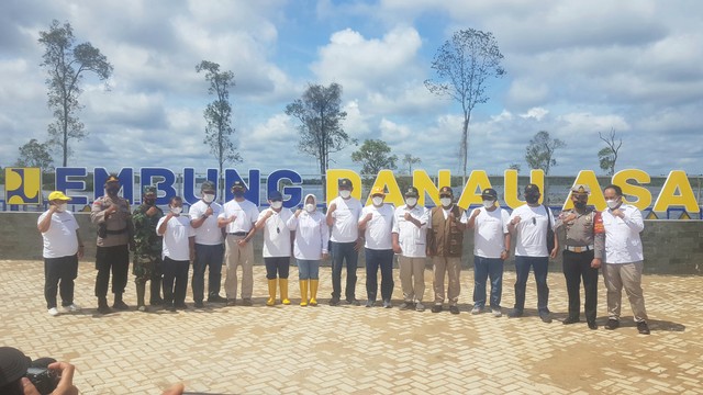 Bupati Nurhidayah bersama unsur Forkopimda Kobar saat peresmian Embung Danau Asam di kecamatan Kotawaringin Lama. Foto: Lukman Hakim/InfoPBUN
