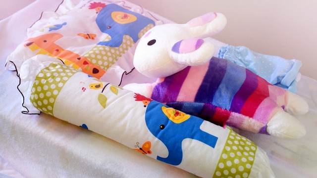 Set bantal dan guling bayi. Foto: Shutterstock.