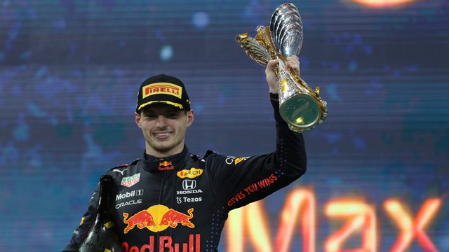 Pembalap Red Bull Max Verstappen merayakan kemenangan dan menjadi juara dunia F1 di Sirkuit Yas Marina, Abu Dhabi, Uni Emirat Arab. Foto: Kamran Jebreili/REUTERS