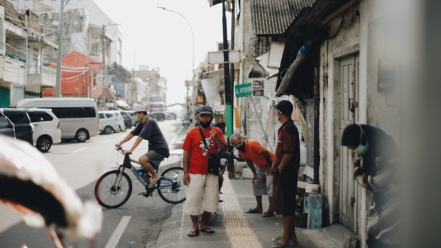 Ilustrasi masyarakat menjalani kehidupan New Normal sebagai salah satu bentuk perwujudan nrimo ing pandum saat pandemi Covid-19. Foto: dok. oleh Farhan Abbas via Unsplash