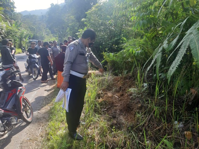 Petugas berada di lokasi mobil asal Aceh yang hilang akibat masuk jurang di Sumatera Utara. Foto: Dok. Istimewa