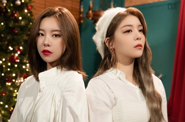Wheein Mamamoo dan Ailee. Foto: Twitter/THEL1VE_LABEL