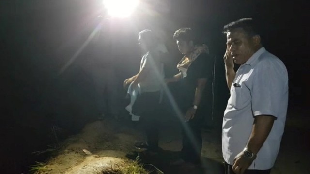 Keluarga korban di lokasi jautuhnya mobil. Foto: Yudiansyah/acehkini