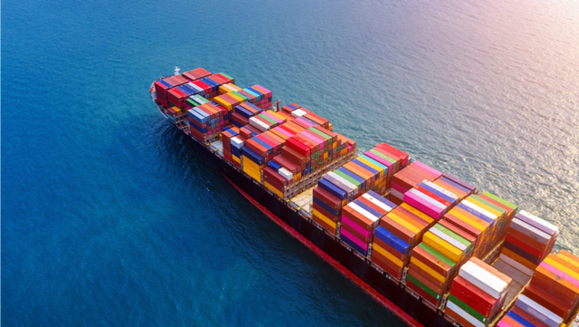 Ilustrasi kapal asing yang melintasi laut Indonesia. freepik.com