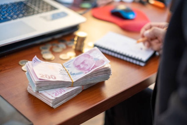 Ilustrasi jenis-jenis uang. Foto: iStock
