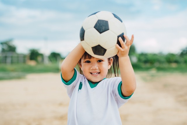 Ilustrasi anak bermain di luar rumah. Foto: Shutterstock
