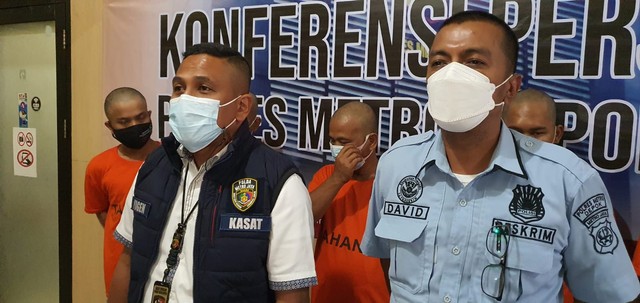 Kasat Reskrim Polres Metro Depok, AKBP Yogen Heroes Baruno memperlihatkan sejumlah barang bukti yang digunakan oknum ormas melakukan pengeroyokan. Foto: Dok. Istimewa