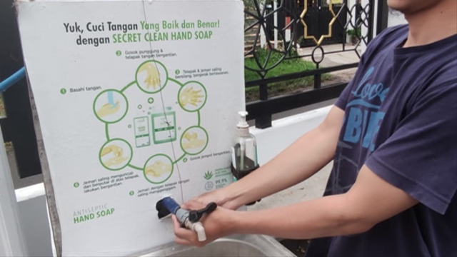 Proses pemasangan keran air dan kawat penyangga pipa (Sumber : Dokumen Pribadi, 2021)
