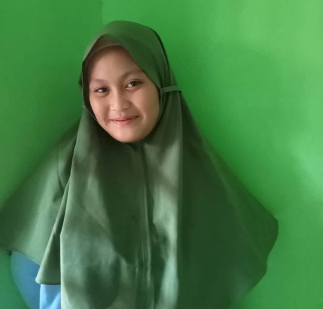 Fitri (16) kini bisa tersenyum kembali. (Foto: Batamnews)