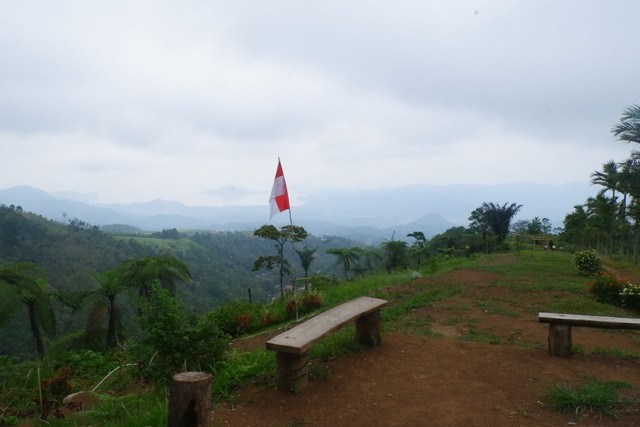 View laut dari ketinggian Bukit Lantana, Desa Harapan Jaya, Pesawaran, Senin (13/12) | Foto : Sidik Aryono/ Lampung Geh