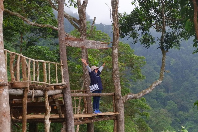 Berfoto di rumah pohon yang ada di Bukit Lantana Pesawaran, Senin (13/12) | Foto : Sidik Aryono/Lampung Geh