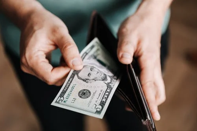 Uang adalah suatu benda yang digunakan sebagai alat pembayaran. Foto: Pexels.com