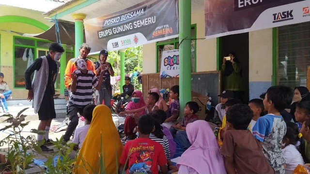Aksi pantomim mewarnai keceriaan bocah-bocah korban Erupsi Gunung Semeru di posko pengungsian, Senin (13/12/2021). Foto/Azmy