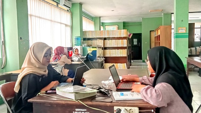 Suasana pengunjung di Perpustakaan Unkhair. Foto: Rian/JMG-cermat