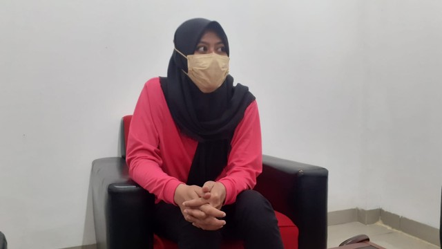 Nani Apriliani, tersangka sate sianida di Bantul yang tewaskan seorang anak dari driver ojol, saat ditemui media, Senin (13/12/2021). Foto: Erfanto/Tugu Jogja