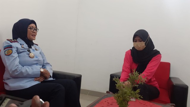 Nani Aprilliani, terdakwa kasus sate sianida di Bantul (kanan) saat ditemui di LPP Yogyakarta, Senin (13/12/2021). Foto: Erfanto/Tugu Jogja